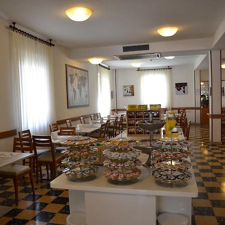 Albergo Larenzia カットーリカ エクステリア 写真