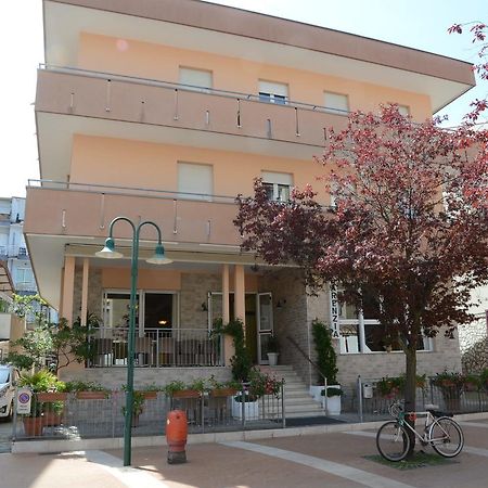 Albergo Larenzia カットーリカ エクステリア 写真