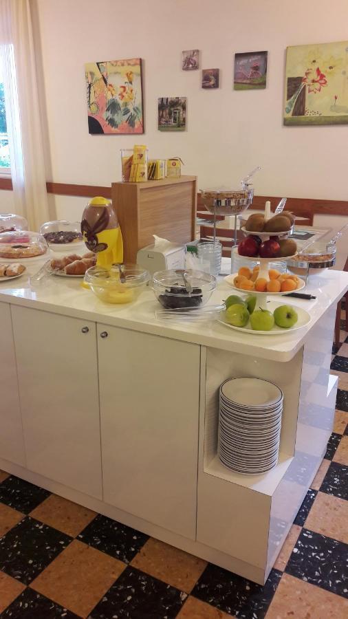 Albergo Larenzia カットーリカ エクステリア 写真