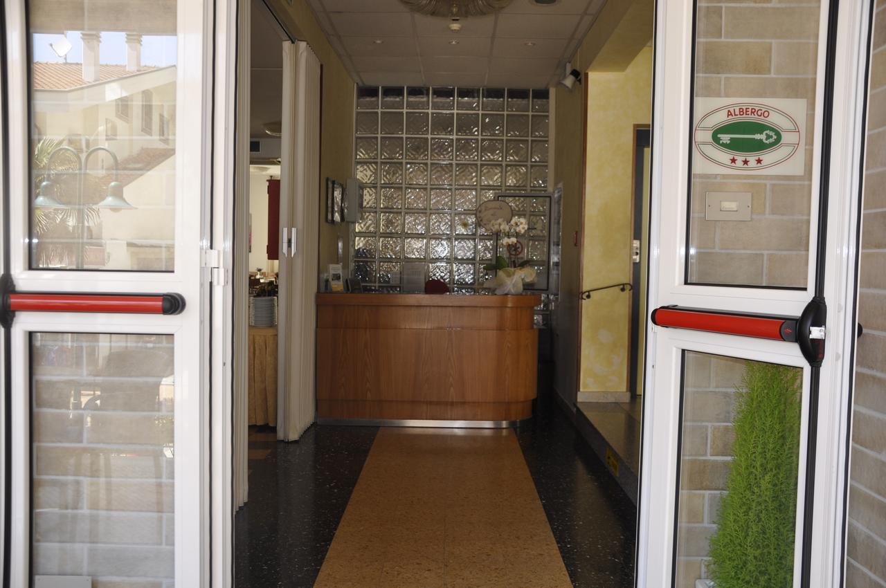 Albergo Larenzia カットーリカ エクステリア 写真
