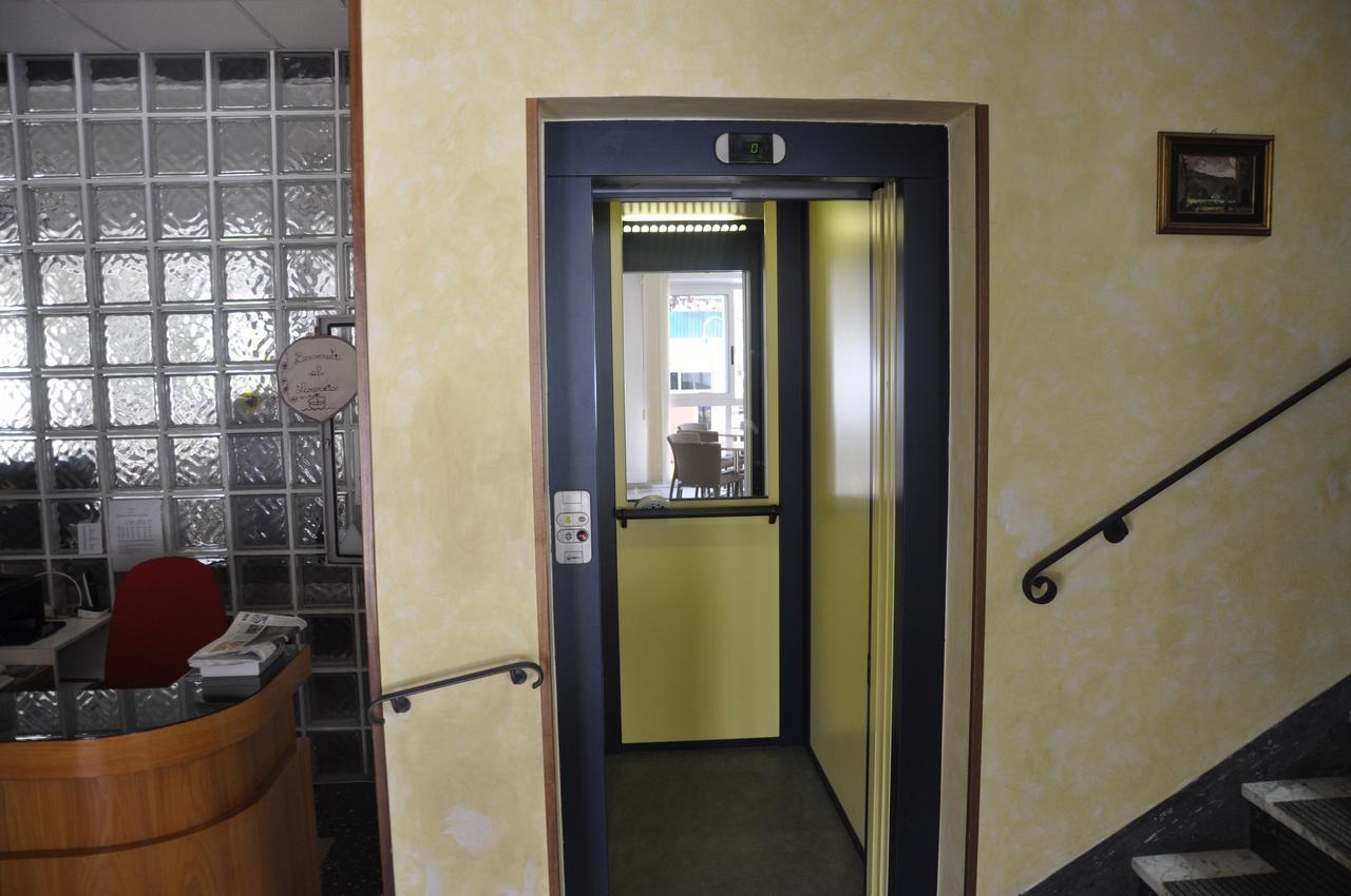 Albergo Larenzia カットーリカ エクステリア 写真