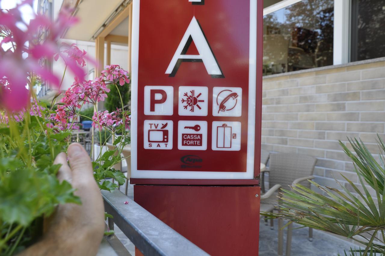 Albergo Larenzia カットーリカ エクステリア 写真