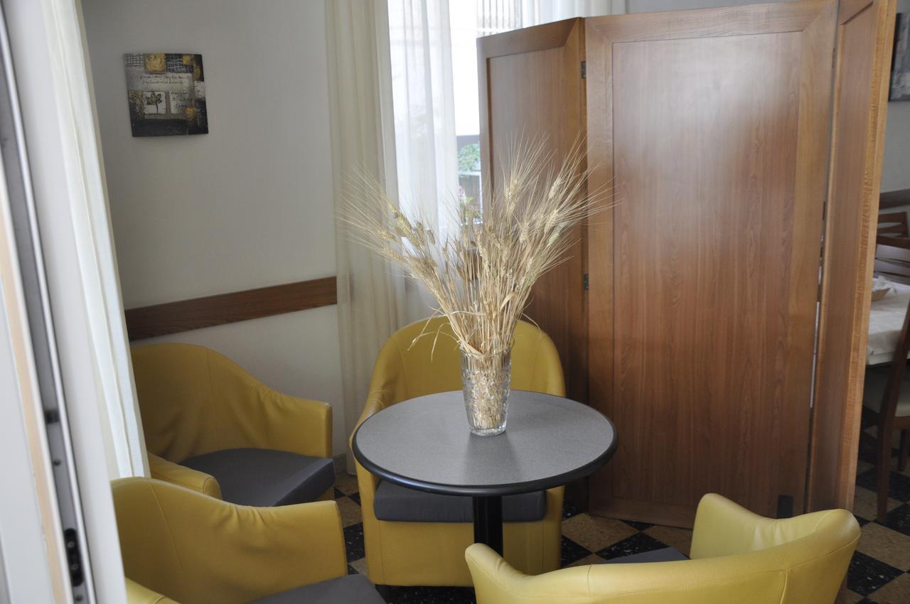 Albergo Larenzia カットーリカ エクステリア 写真
