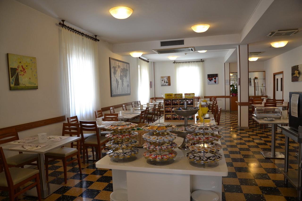 Albergo Larenzia カットーリカ エクステリア 写真