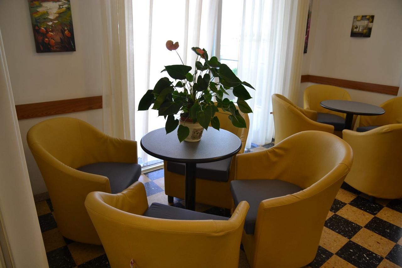 Albergo Larenzia カットーリカ エクステリア 写真