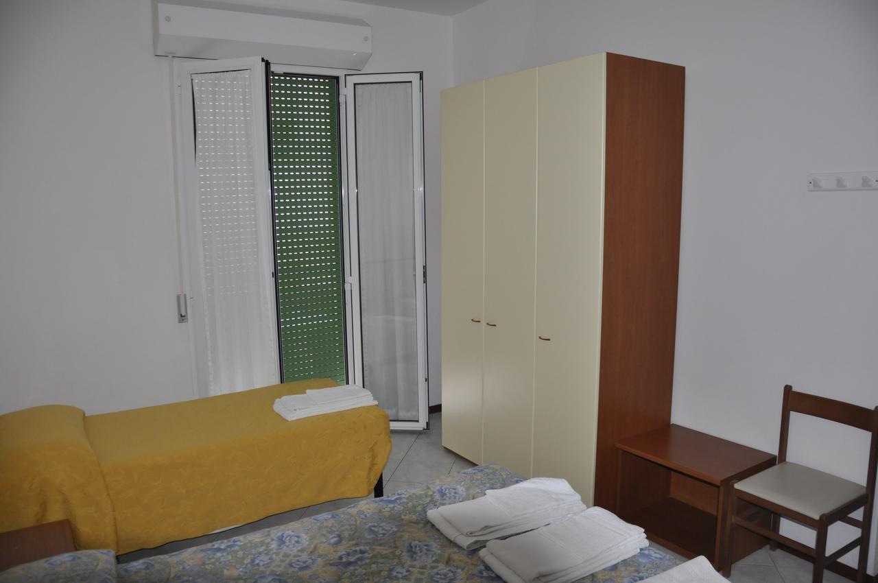 Albergo Larenzia カットーリカ エクステリア 写真