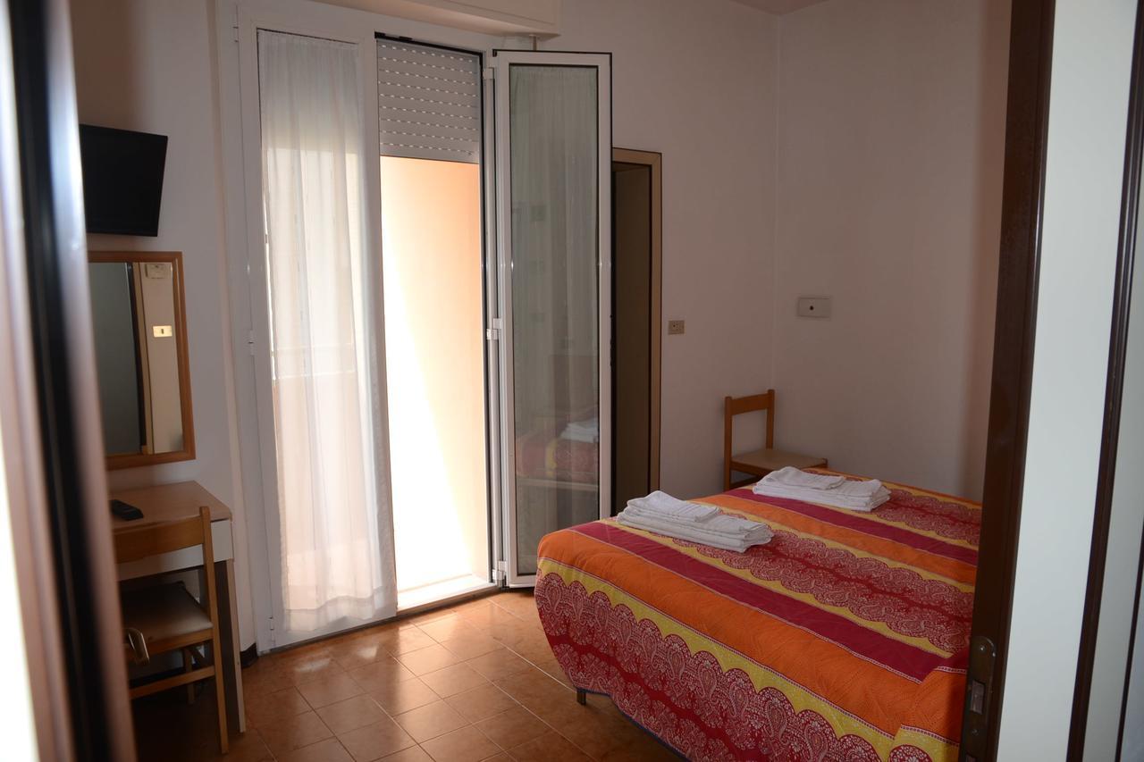Albergo Larenzia カットーリカ エクステリア 写真