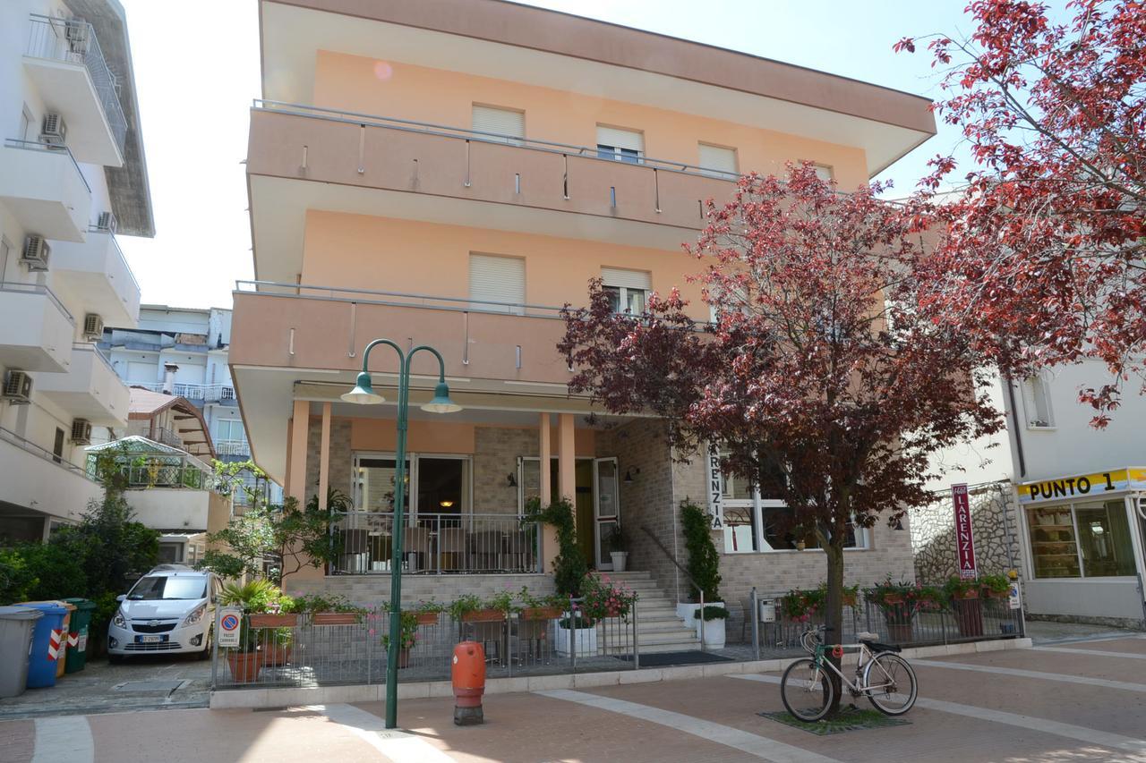 Albergo Larenzia カットーリカ エクステリア 写真