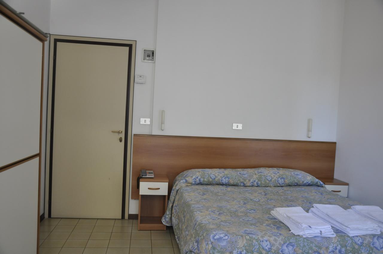 Albergo Larenzia カットーリカ エクステリア 写真
