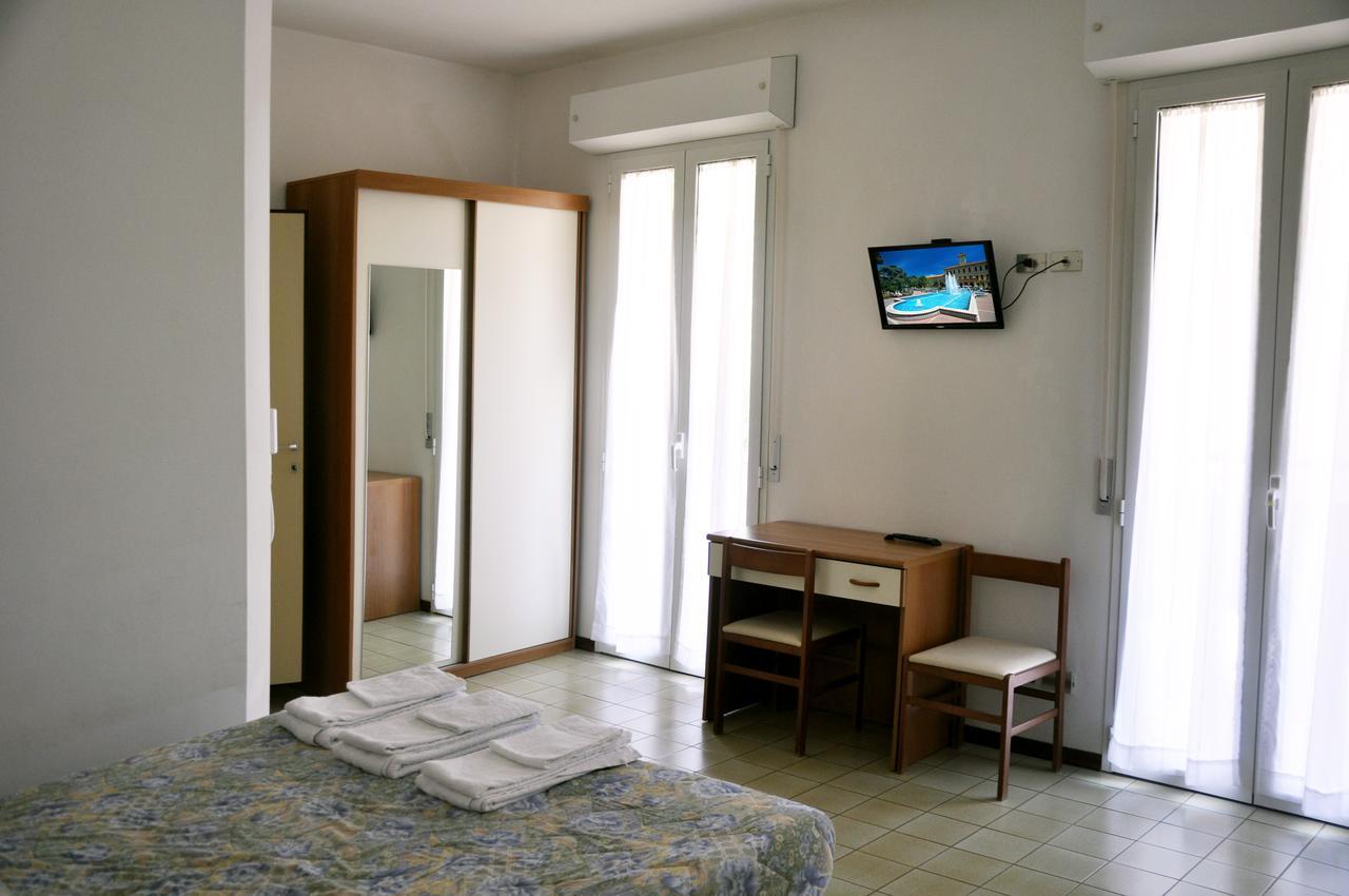 Albergo Larenzia カットーリカ エクステリア 写真