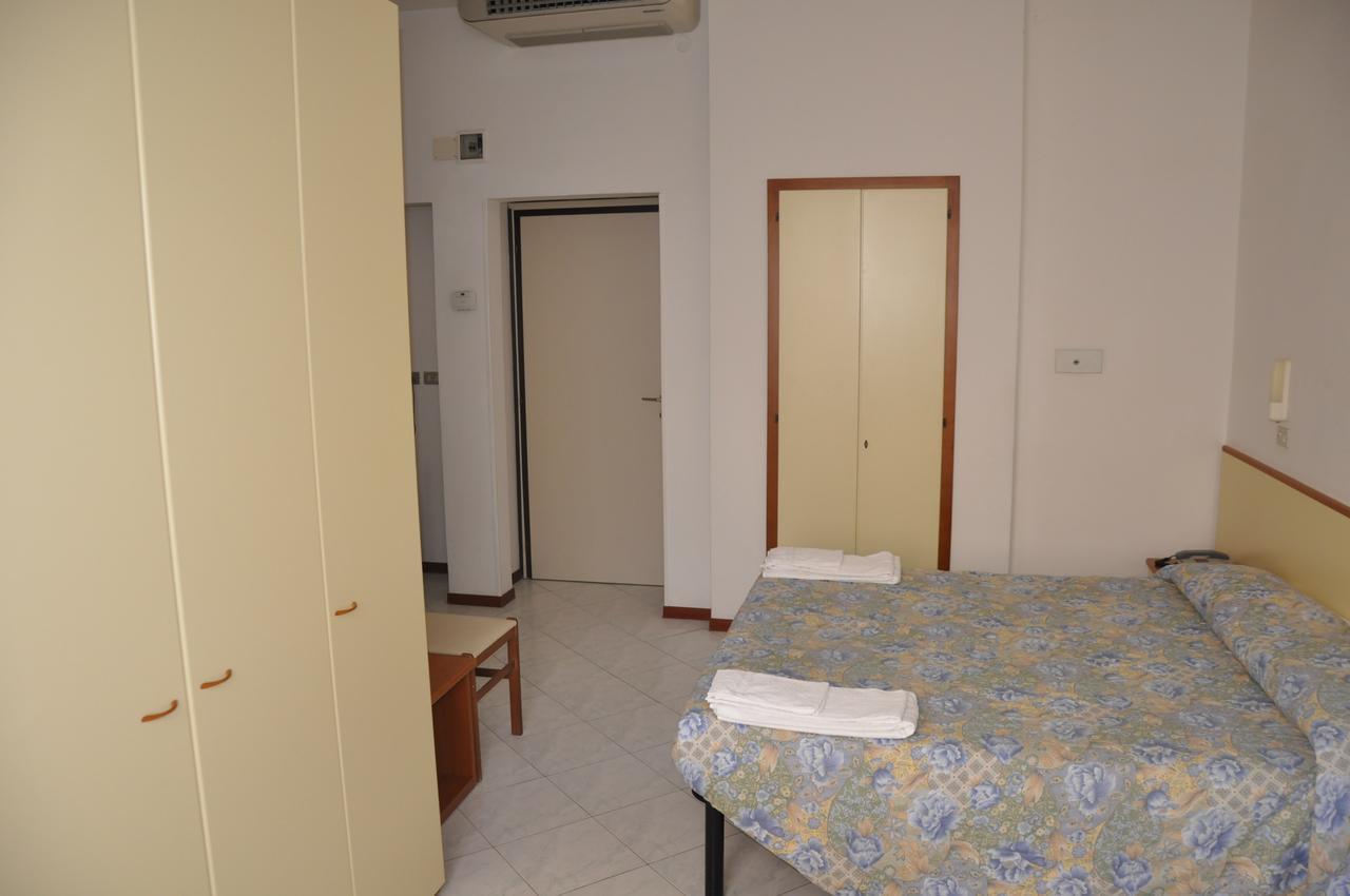 Albergo Larenzia カットーリカ エクステリア 写真